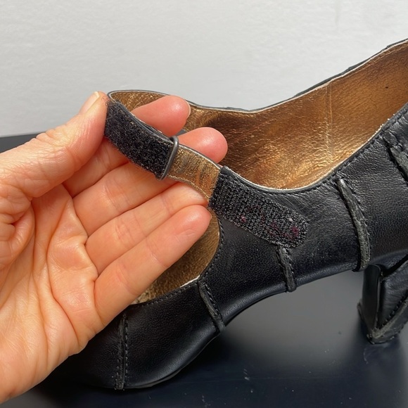 Tsubo Anush Pumps heels US8.5 black leather Velcro strap Mary Jane closed toe - Picture 9 of 11